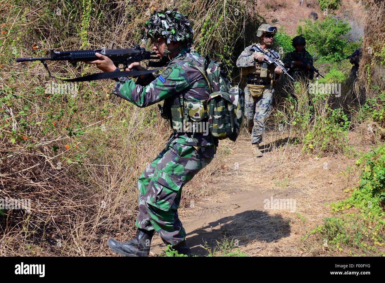 Situbondo, Ost-Java, Indonesien. 4. August 2015.  Indonesien Marine Corps und der United States Marine Corps (USMC) führen Sie schießen Bohrer Situbondo am 4. August 2015 in Provinz Ost-Java, Indonesien. Indonesien Marine Corps und United States Marine Corps gemeinsame Ausübung der 2015 flott Bereitschaft Zusammenarbeit und Ausbildung (CARAT) Ziele zur Verbesserung der Fähigkeit und Fertigkeit der Marines. Bildnachweis: Sijori Bilder/ZUMA Draht/Alamy Live-Nachrichten Stockfoto