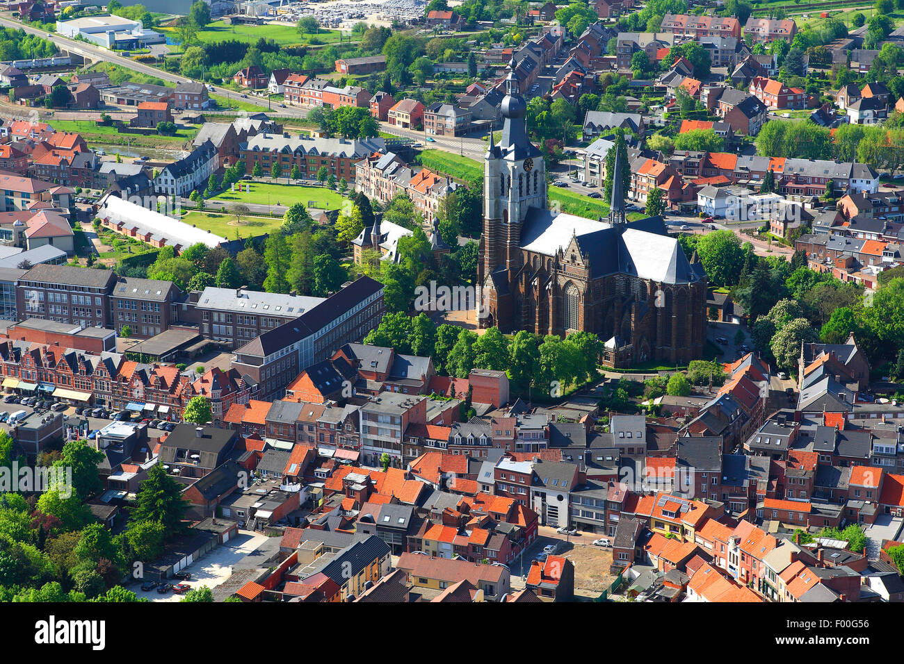 Dorf mit Kirche der Gemeinde Werchter aus der Luft, Belgien, Werchter Stockfoto