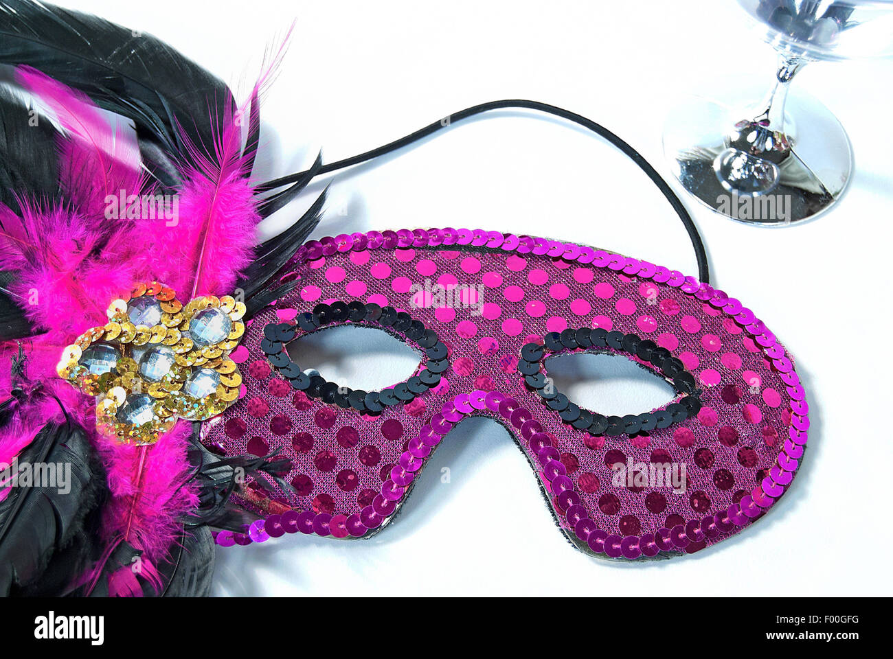 Pailletten Karneval Maske mit Federn und silberne Becher auf weiß. Stockfoto