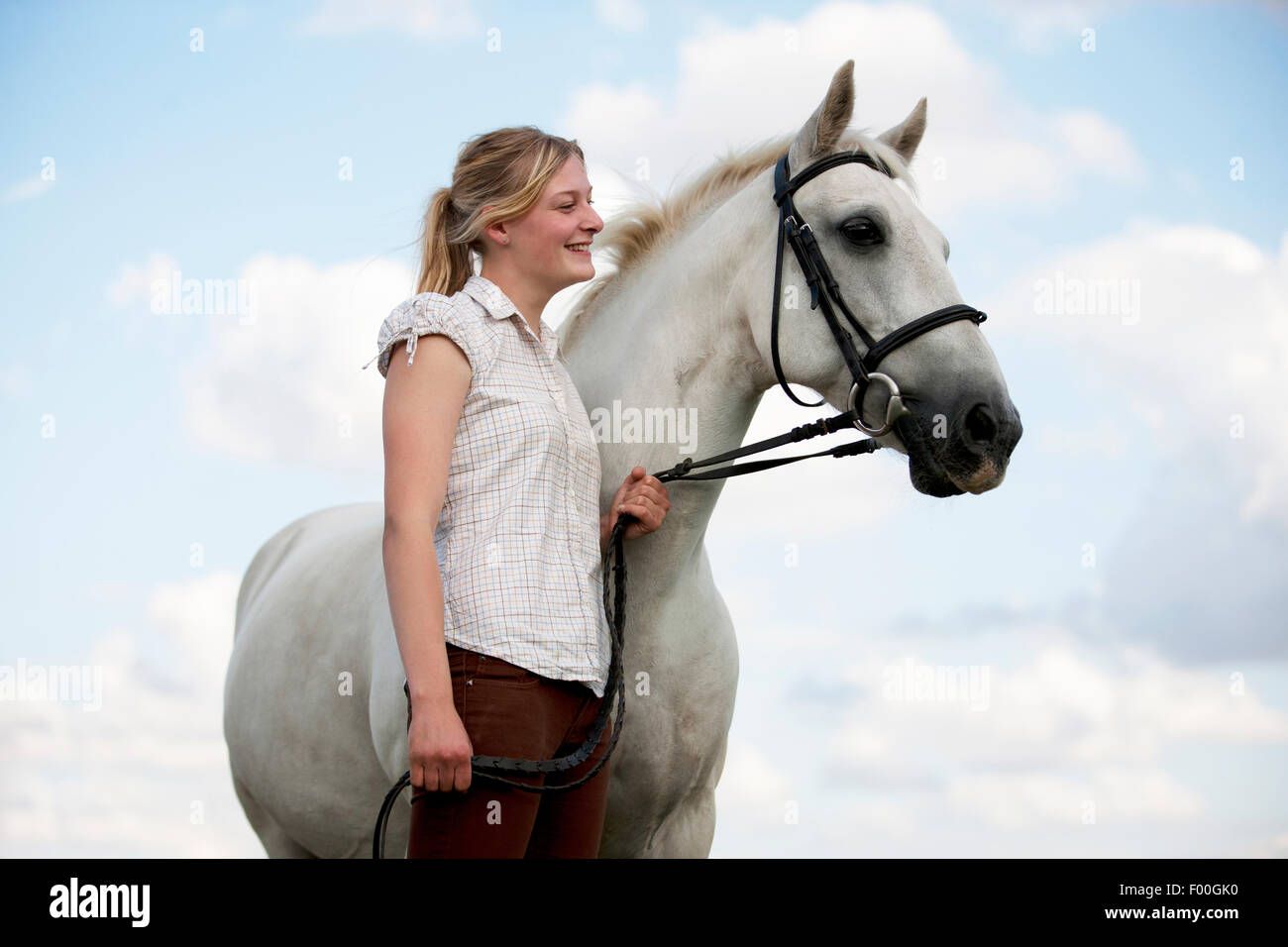 Eine junge Frau, die ihr Pferd zu bewundern Stockfoto
