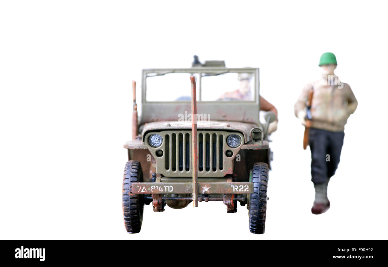 Soldaten und Jeep Kunststoffmodellen isoliert auf weißem Hintergrund Stockfoto