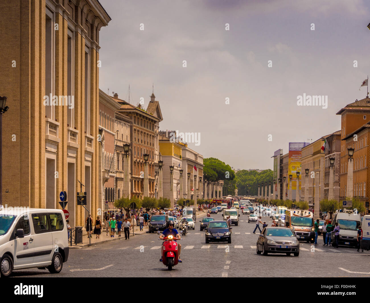 Via della Conciliazione Straße in Richtung St.-Peters-Platz und dem Vatikan. Rom, Italien. Stockfoto