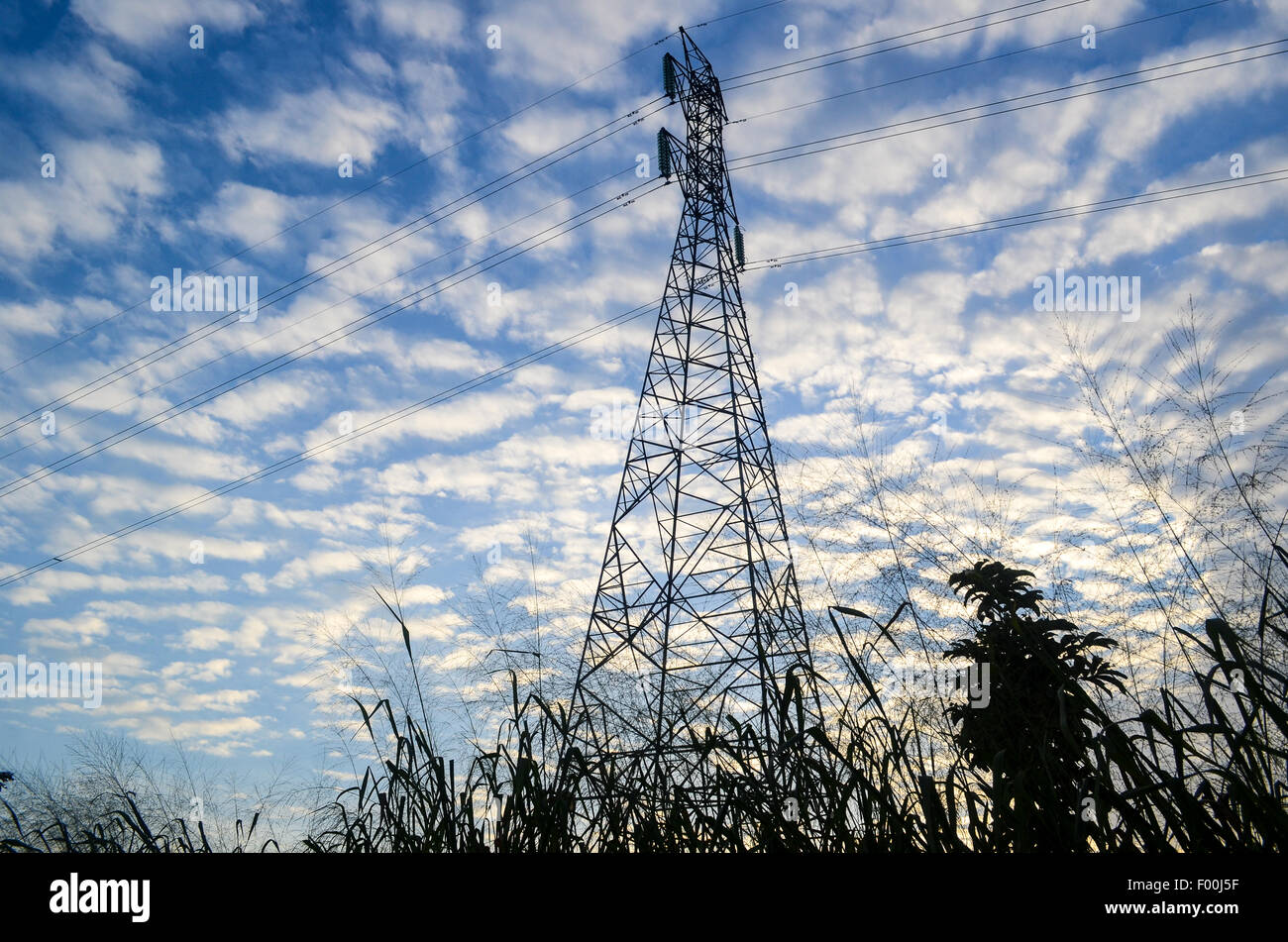 Elektrische Pylon bei Sonnenuntergang in ländlichen Regionen Afrikas (Ghana) vor dem Hintergrund der Wolken Stockfoto