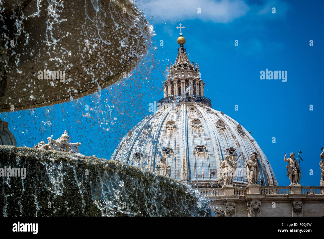 Nahaufnahme der Bernini-Brunnen, der Basilika St. Peter, Vatikan-Stadt. Rom. Italien. Stockfoto
