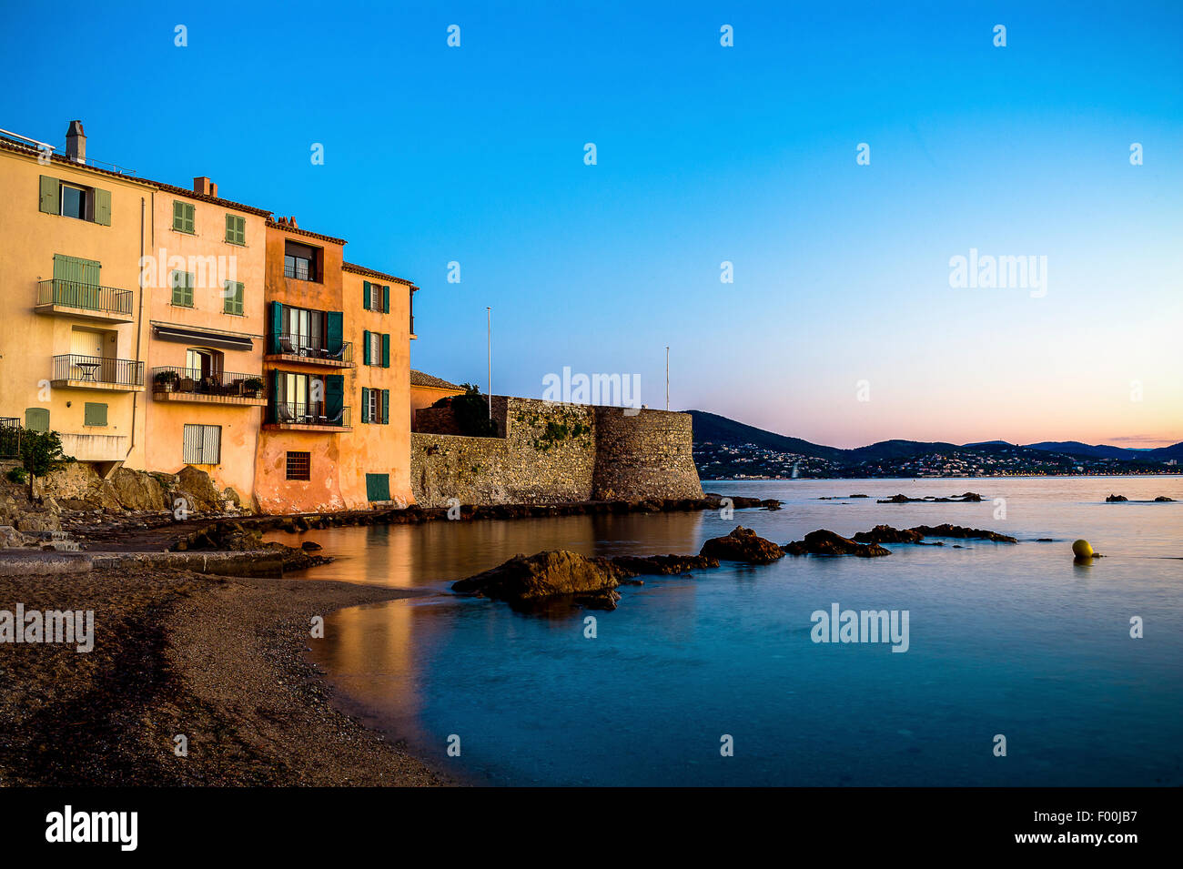 Europa, Frankreich, Var, Saint-Tropez. Farbige Häuser in den Ponche Beach und dem Turm Portalet XV Jahrhundert in den frühen Morgenstunden. Stockfoto