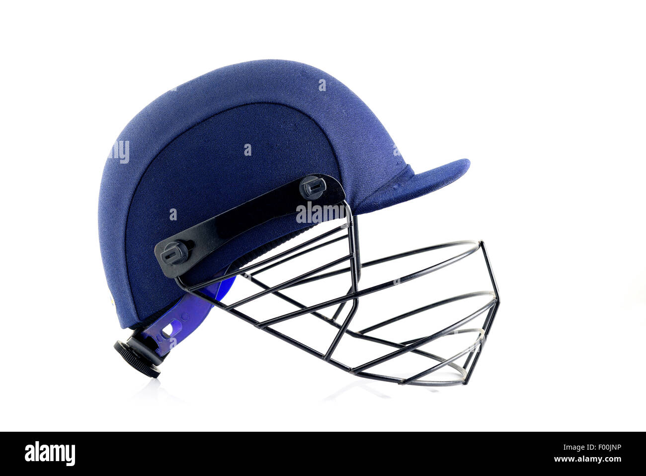 Nahaufnahme von Blue Cricket-Helm auf weißem Hintergrund Stockfoto