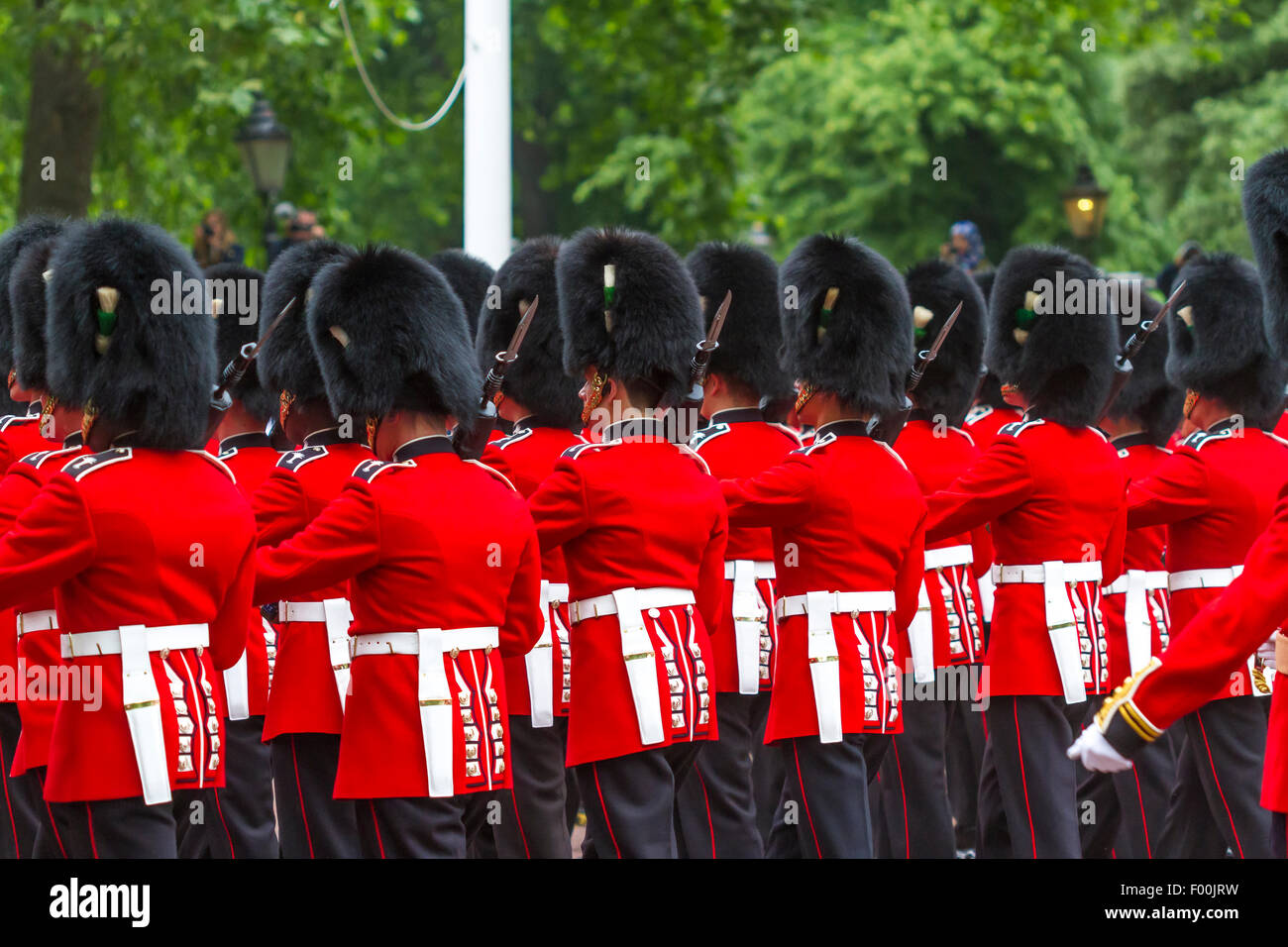 Soldaten der Welsh Guards marschieren in Formation entlang der Mall bei der Queen's Birthday Parade oder beim Trooping the Color in der Mall in London, Großbritannien Stockfoto