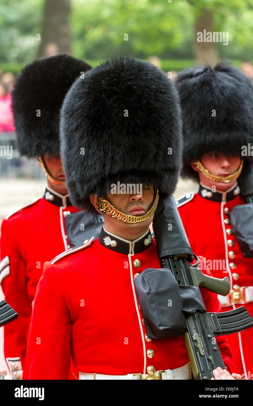 Ein Soldat der Grenadier Guards bei der Parade zur Queen's Birthday Parade, auch bekannt als Trooping the Color on the Mall, London, Großbritannien Stockfoto