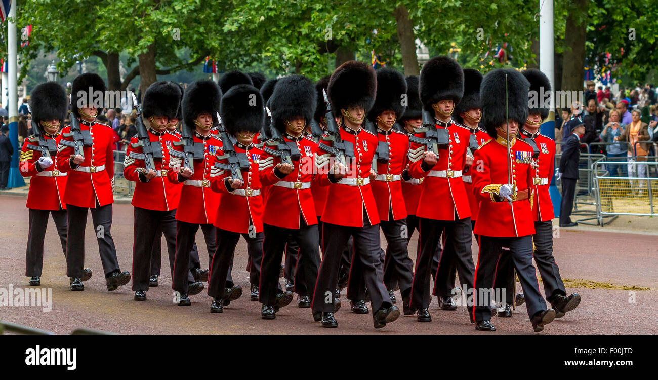 Grenadier Guards marschieren entlang der Mall in Formation bei der Queen's Birthday Parade oder Trooping the Color in der Mall, London, Großbritannien Stockfoto