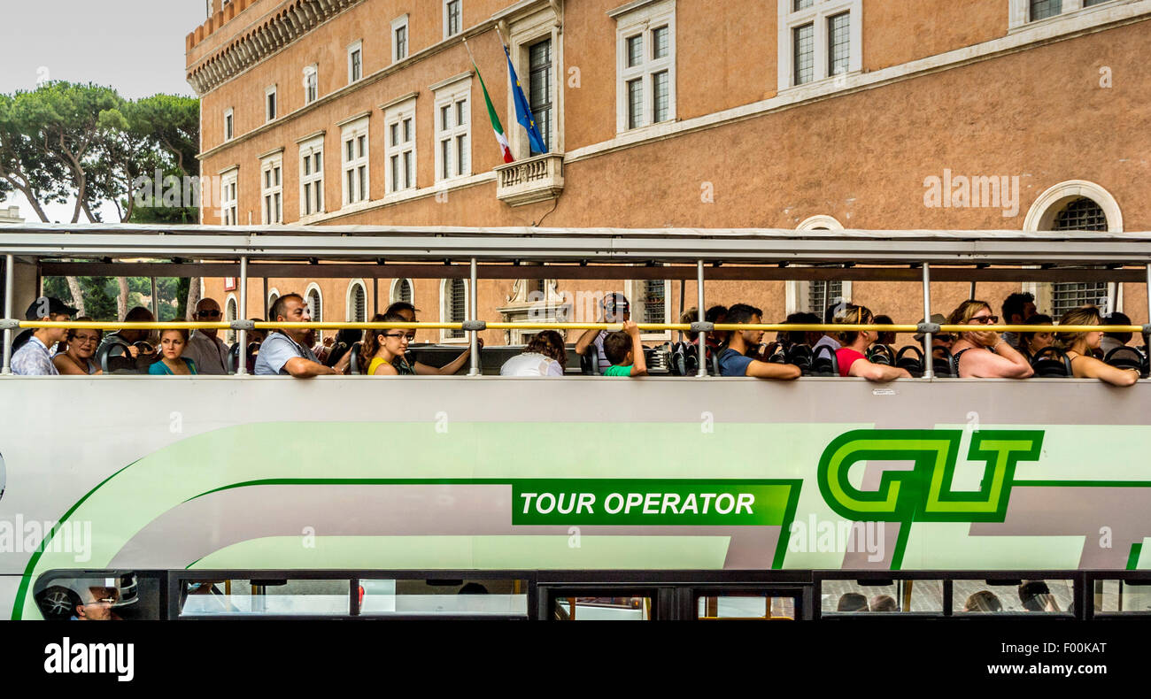 Passagiere auf offenen Bus gekrönt. Rom. Italien. Stockfoto