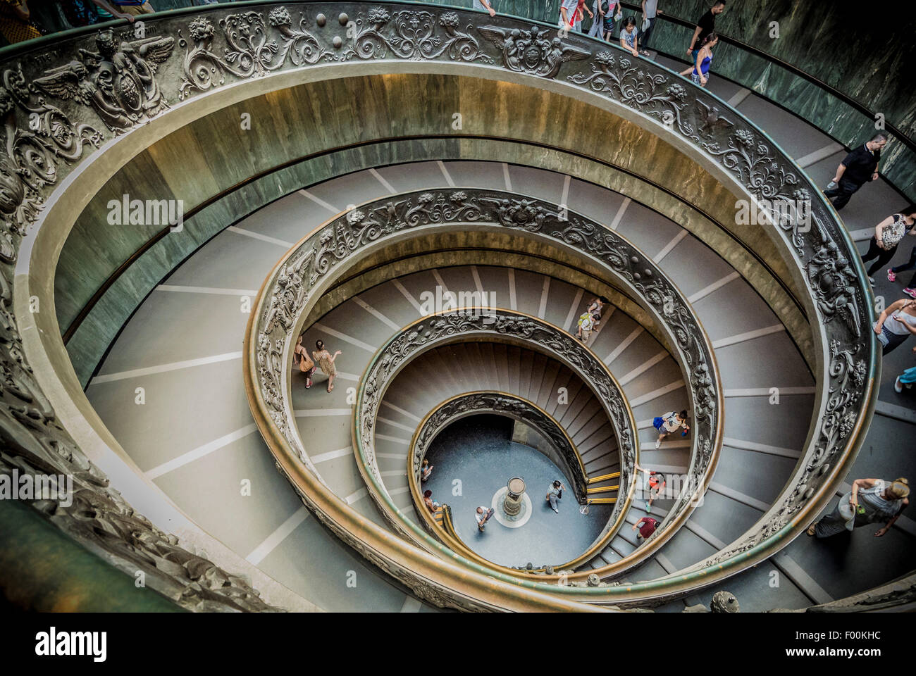 Die Spirale Bramante-Treppe und dorische Granitsäule die Vatikanischen Museen von Giuseppe Momo entworfen. Rom. Italien Stockfoto