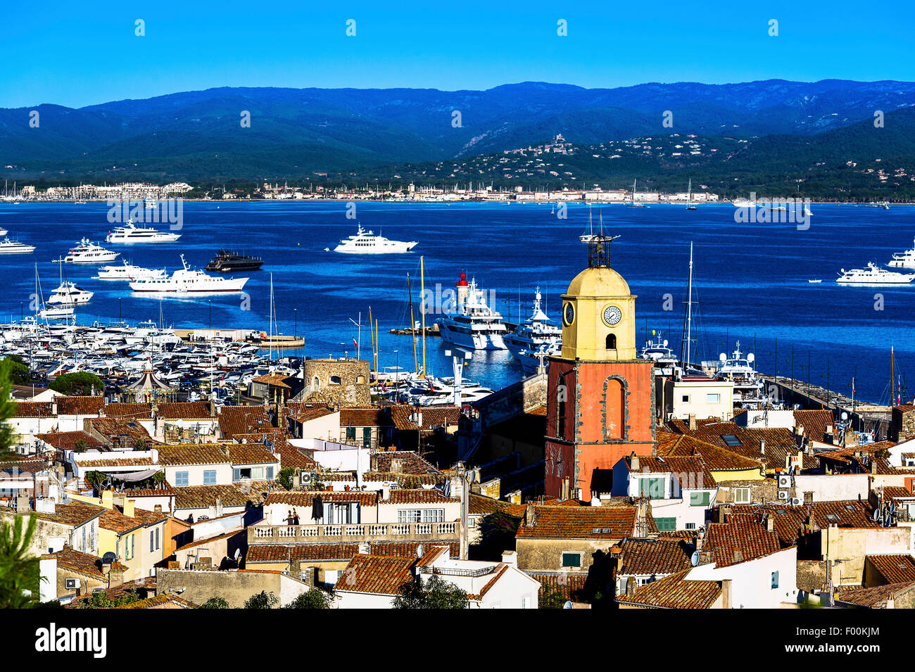 Europa, Frankreich, Var, Saint-Tropez. Die Pfarrkirche in das Dorf und den Golf von Saint-Tropez. Stockfoto