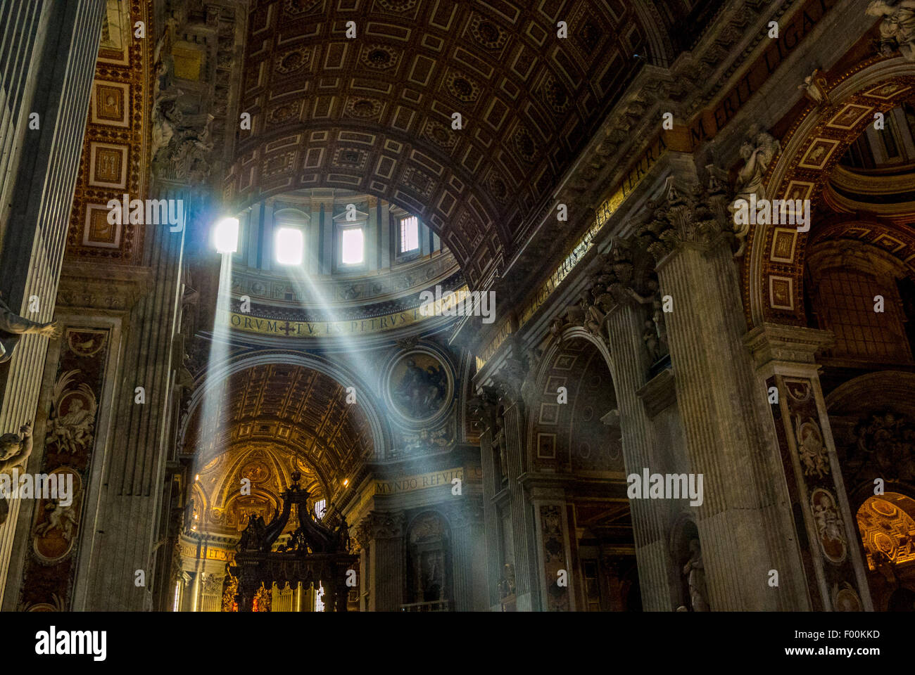 Wellen von Licht in der Basilika St. Peter. Vatikanstadt, Rom. Italien. Stockfoto
