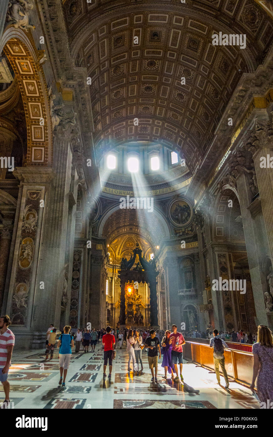 Wellen von Licht in der Basilika St. Peter. Vatikanstadt, Rom. Italien. Stockfoto