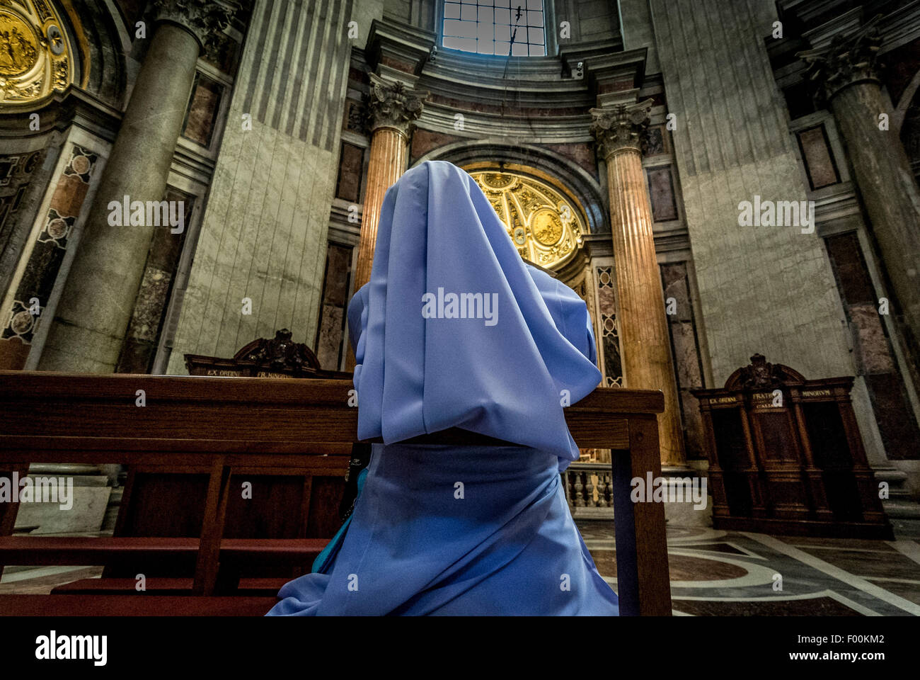 Nonne beten in einer Kapelle in der Basilika St. Peter. Vatikan-Stadt. Rom, Italien. Stockfoto