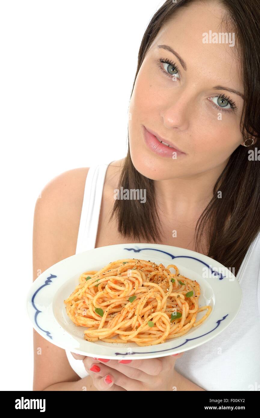 Zuversichtlich Positive junge Frau mit einer Platte des Italienischen mediterranen Stil Spaghetti Pasta in Tomatensauce Isoliert gegen einen weißen Hintergrund Stockfoto