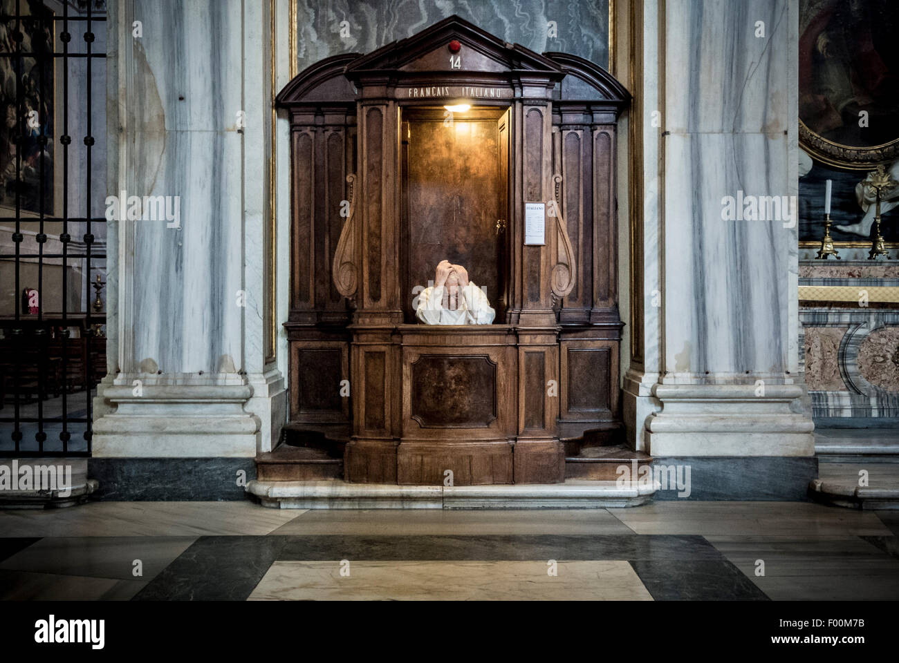 Priester in Beichtstand in der Basilika Santa Maria Maggiore, Rom, Italien. Stockfoto