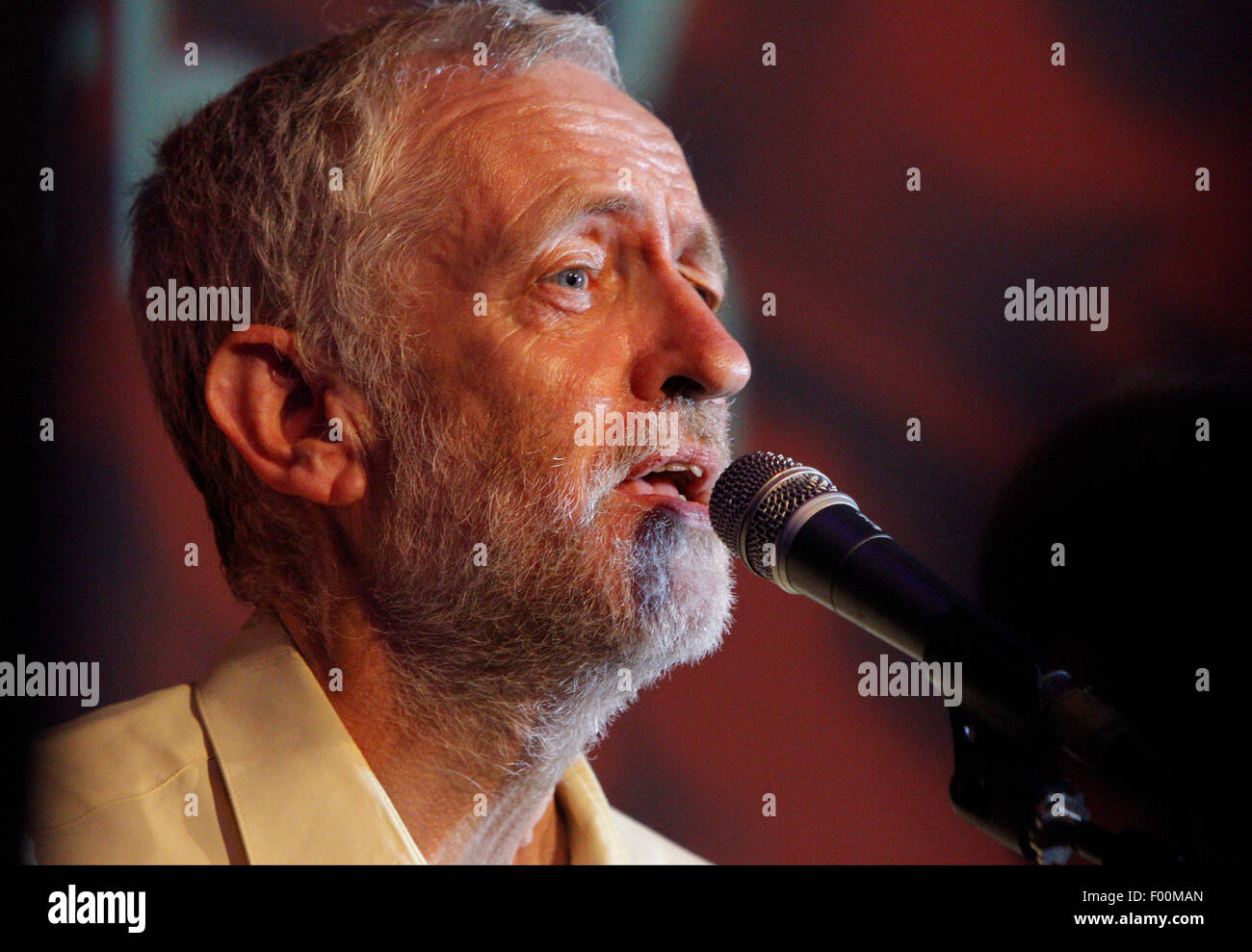 London, UK. 3. August 2015. Labour Party Führung Kandidat Jeremy Corbyn sprechen an der Basis für Jeremy Kundgebung am Camden Centre, London, England, Vereinigtes Königreich.        Zeit genommen: 20201600 Kredit: HMG/Alamy Live-Nachrichten Stockfoto