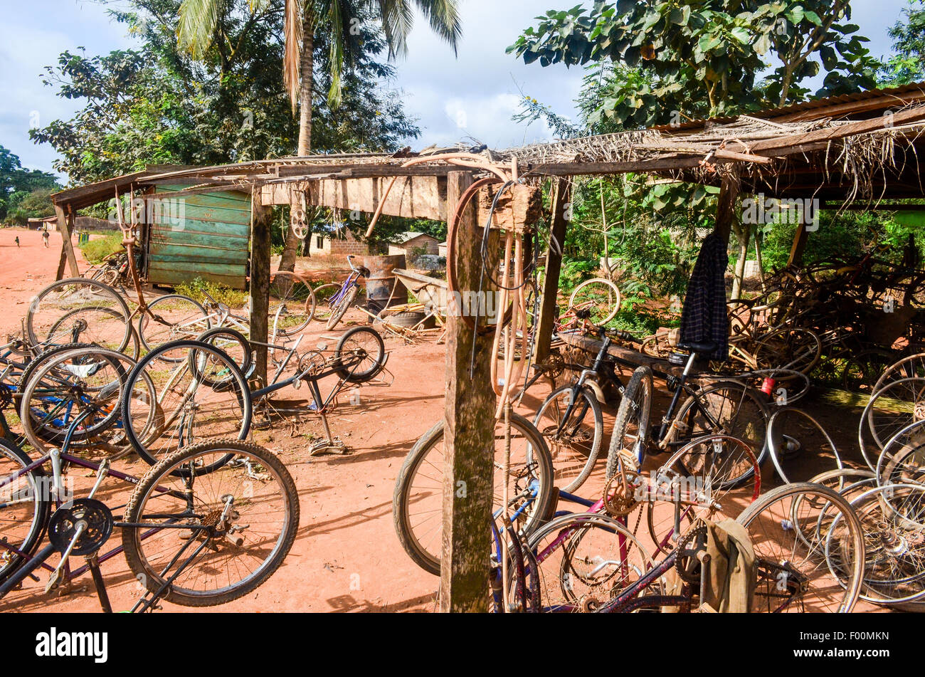 Lokalen Fahrradgeschäft in der Landschaft von Ghana Stockfoto