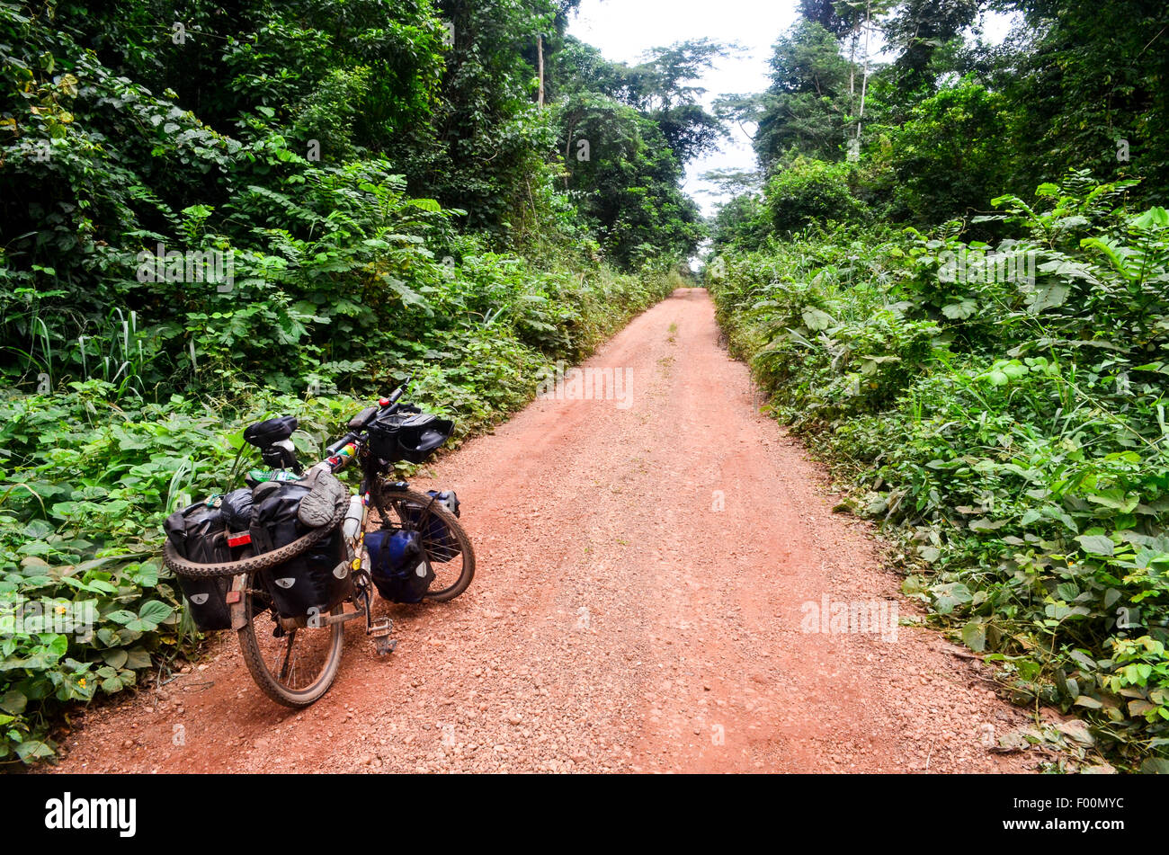 Touring Fahrrad auf einem Feldweg in der ghanaischen Landschaft Stockfoto