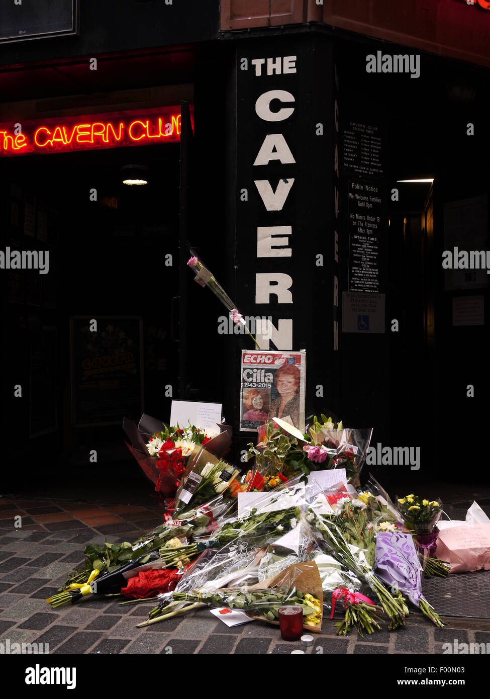 Fans von Cilla Black zollen mit floral Tribute Links außerhalb der Cavern Club, Liverpool, wo ihre Karriere begann. Stockfoto