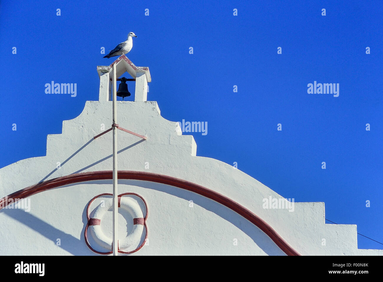 Möwe thront auf die Glocke-Turm von Alvor-Rettungsstation. Algarve. Portugal. Stockfoto