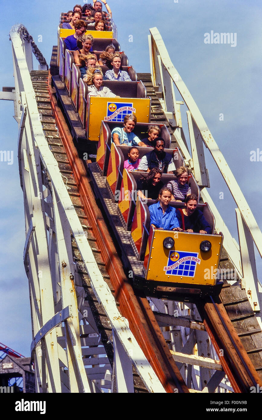 Große Achterbahn mit Dipper. Pleasure Beach Resort, Blackpool Pleasure Beach. Lancashire. UK Stockfoto