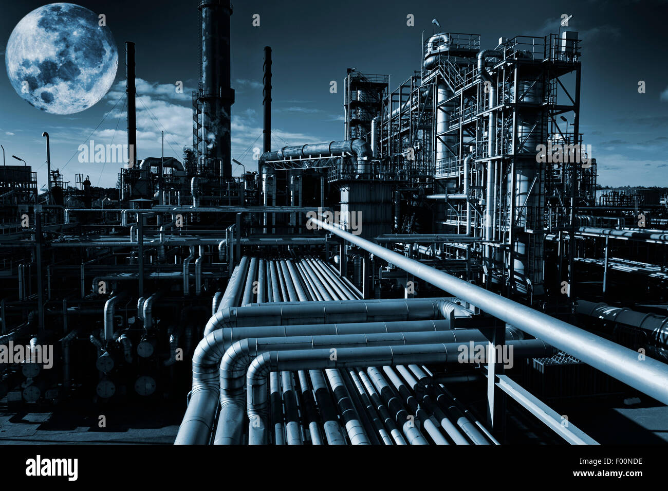 Öl und Gas Raffinerie um Mitternacht, Vollmond Stockfoto