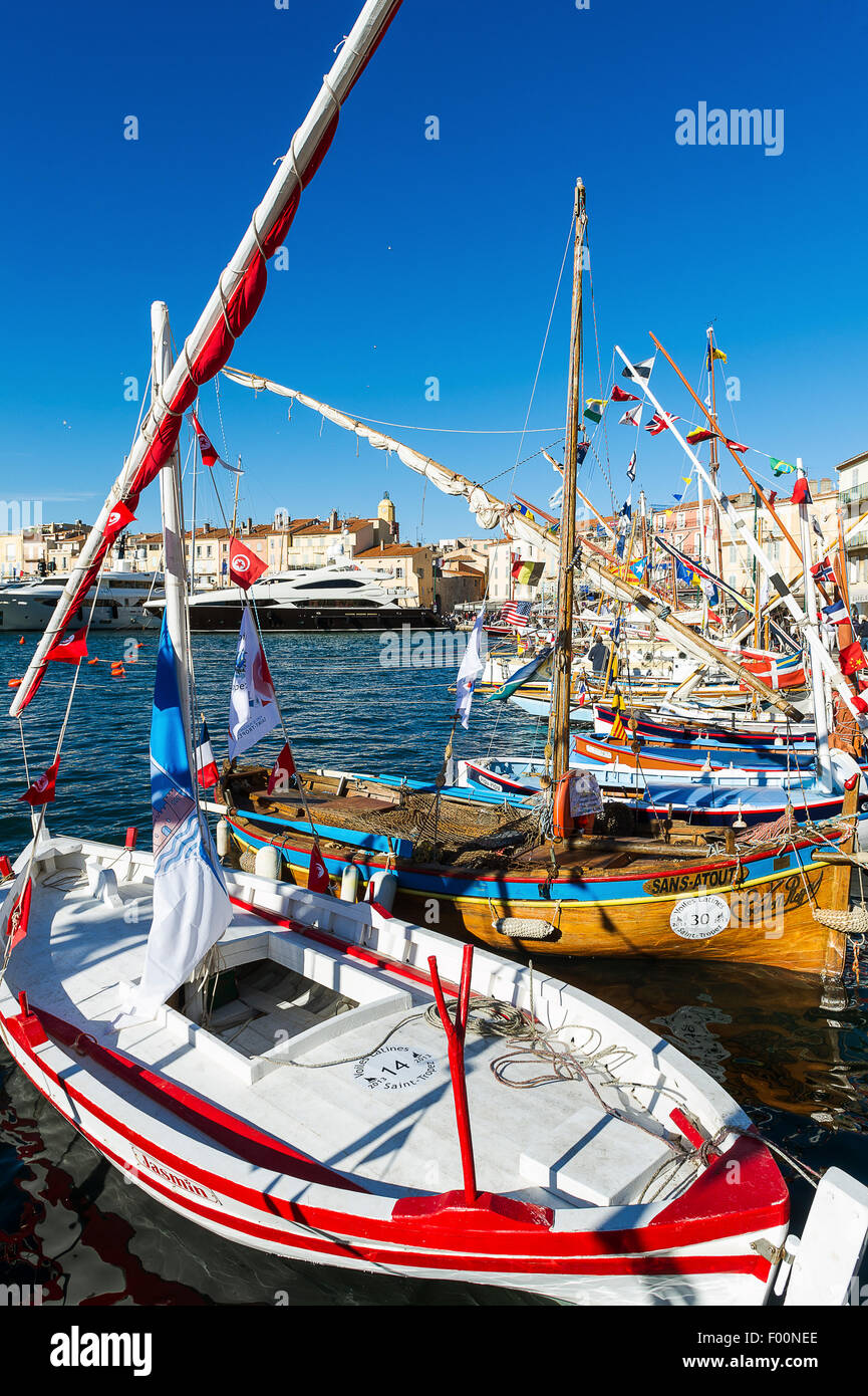 Europa, Frankreich, Var, Saint-Tropez. Traditionelles Fischerboot, namens "Pointu" am alten Hafen während der Latina segelt. Stockfoto