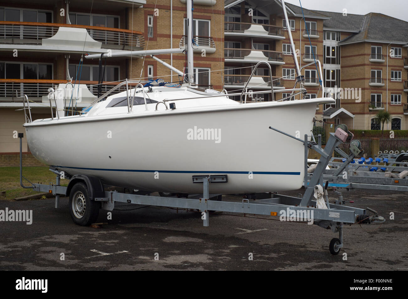 neue Yacht auf einem Anhänger, die darauf warten, auf Port Solent Marina gestartet werden Stockfoto