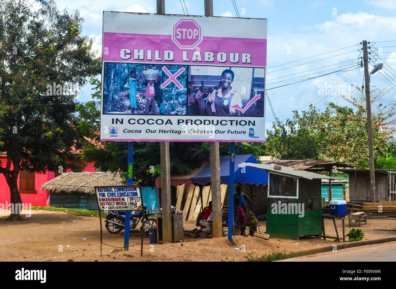 Unterschreiben Sie gegen Kinderarbeit in der Kakaoproduktion in Ghana in Kade in der Nähe von Accra Stockfoto