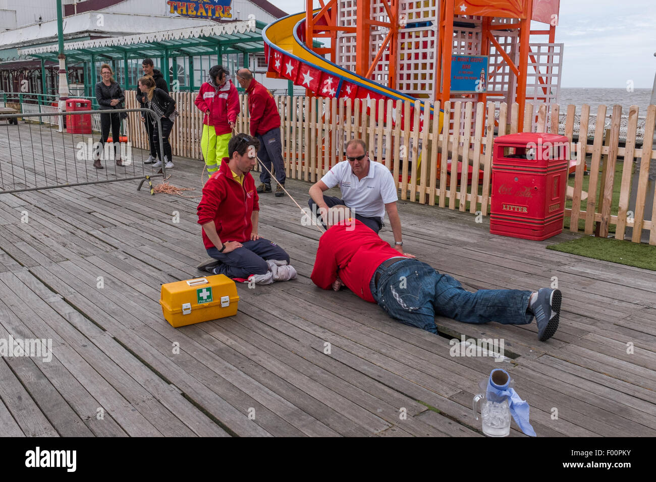 Blackpool, UK. 4. August 2015. Man klemmt am Nord-Pier, Blackpool nach seinen Fuß durch Boden, Feuerwehr freigeschnitten geht. Bildnachweis: Ian Walker/Alamy Live-Nachrichten Stockfoto