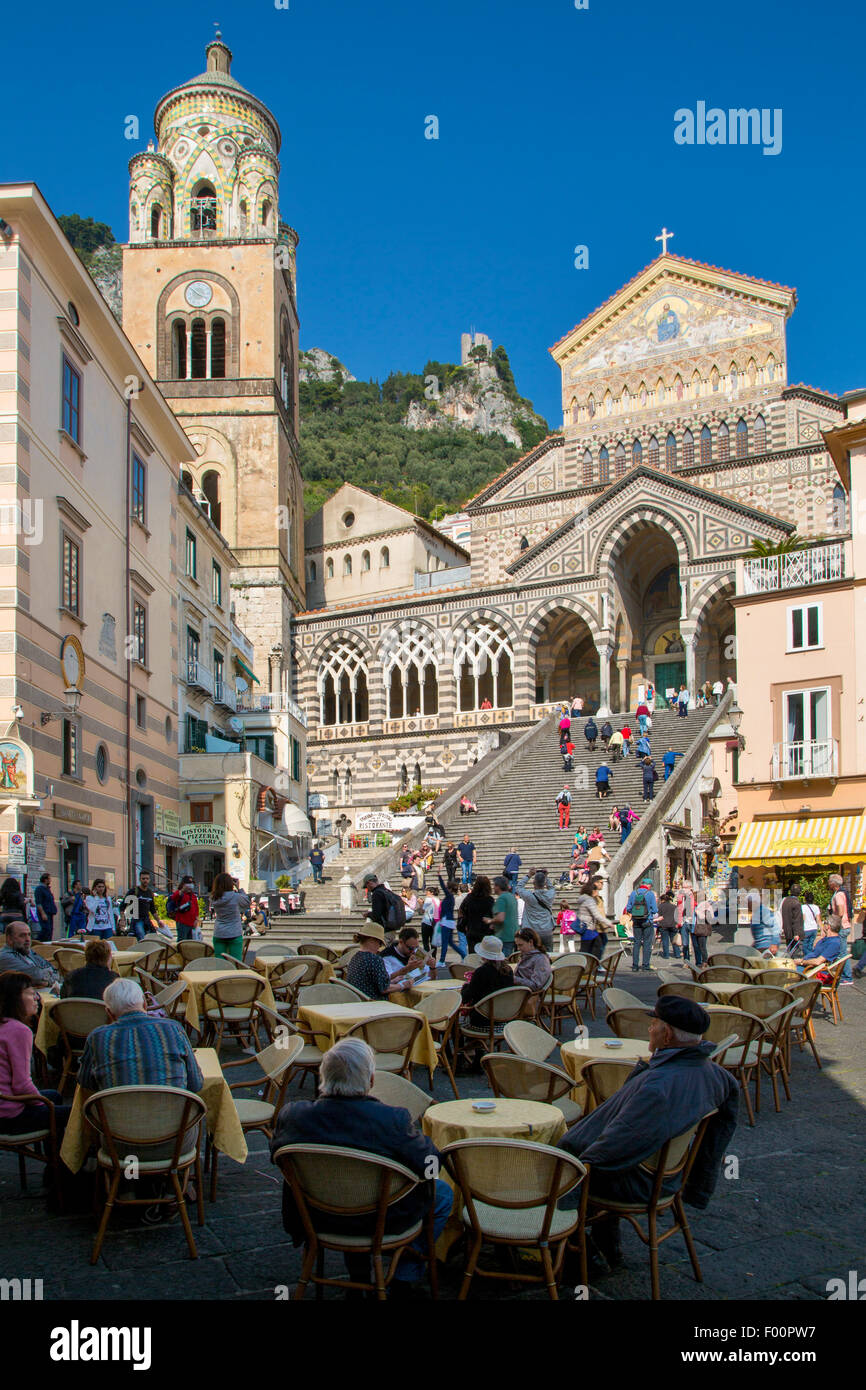 Straßencafés in Piazza Duomo Cattedrale di Sant'Andrea oder Duomo di Amalfi, Amalfi, Kampanien, Italien Stockfoto