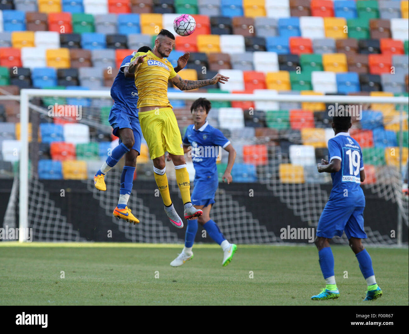 Udine, Italien. 5. August 2015.  Udinese vorwärts Cyril Thereau leitet den Ball während der freundlichen Vorsaison Fußballspiels Udinese Calcio V Al Hilal Saudi-Club am 5. August 2015 im Friaul-Stadion in Udine, Italien. Bildnachweis: Andrea Spinelli/Alamy Live-Nachrichten Stockfoto