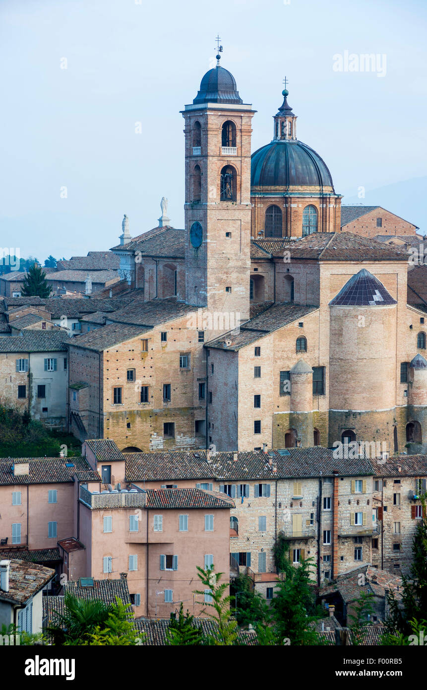 Urbino ist eine ummauerte Stadt in der italienischen Region Marken. Stockfoto