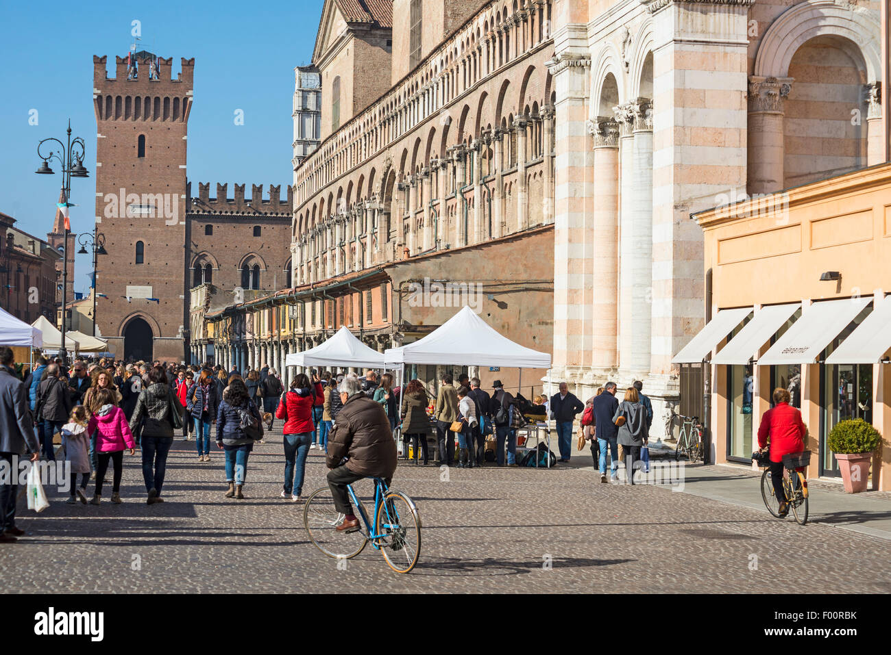 Markttag in der Piazza Trento e Trieste, Ferrara, Italien Stockfoto