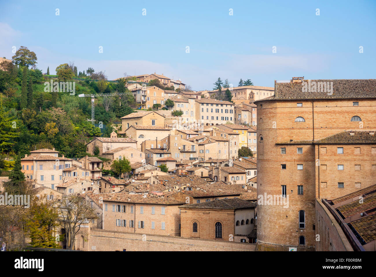 Urbino ist eine ummauerte Stadt in der italienischen Region Marken. Stockfoto