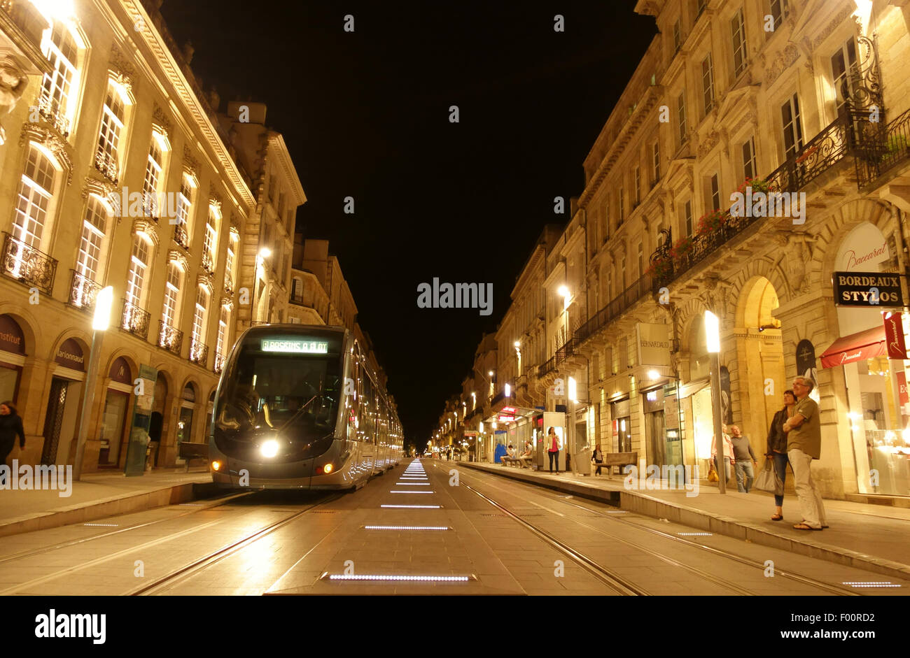 Straßenbahn in Cours de L'Intendance im Zentrum von Bordeaux, Frankreich Stockfoto