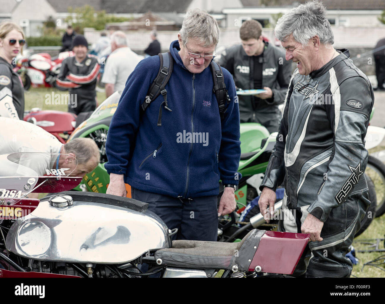 Zwei Männer diskutieren Vintage Rennrad Stockfoto