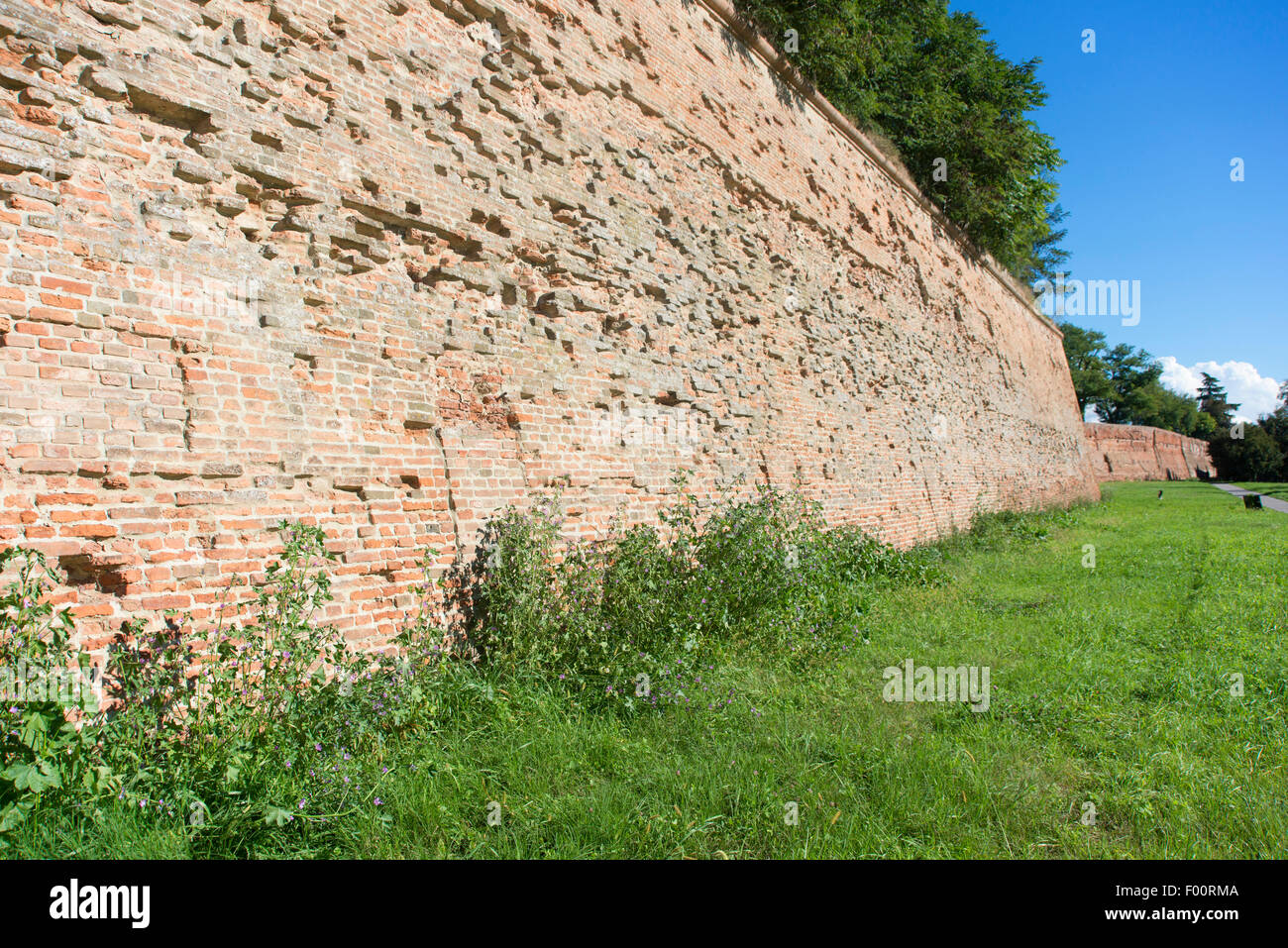 Die alte Stadtmauer in der mittelalterlichen Mauern umgebene Stadt Ferrara in Norditalien Stockfoto