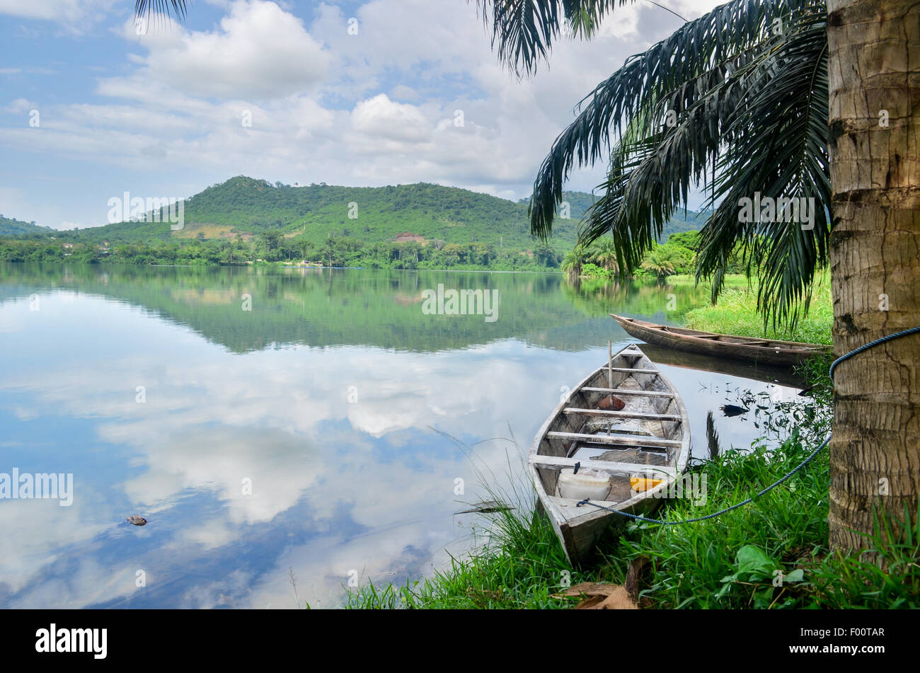 Landschaft Afrikas (Ghana), durch den Volta-Fluss nur flussabwärts des Akosombo-Staudamms Stockfoto