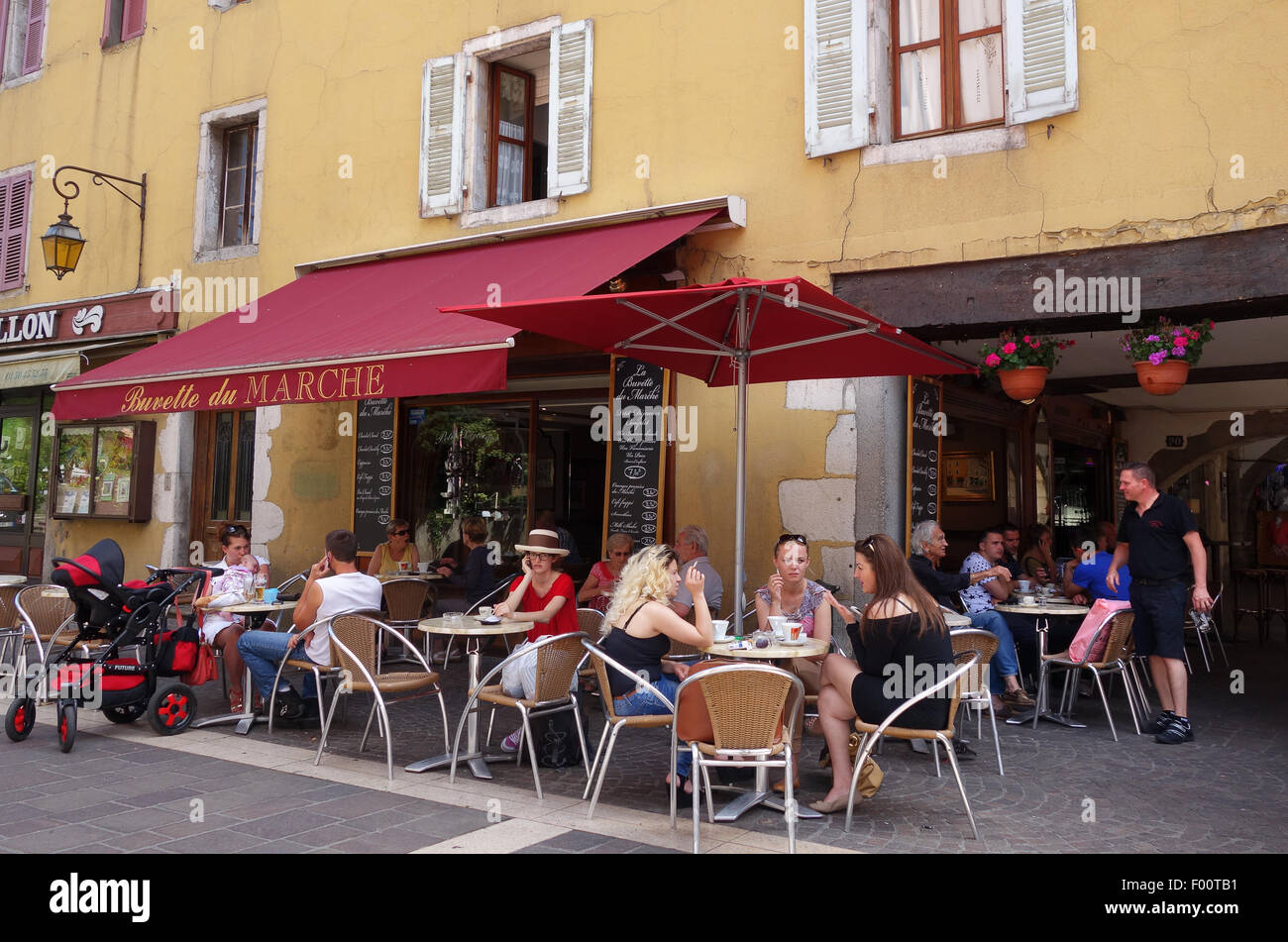 Französischen Cafébar in Annecy Frankreich außerhalb Tabellen Stockfoto