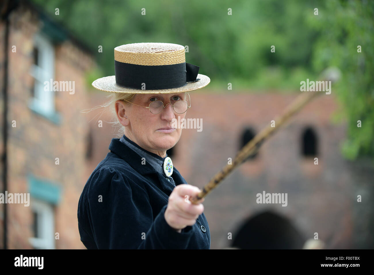 Gill Jordan Darstellung einer viktorianischen Herrin Lehrers im Blists Hill museum Stockfoto