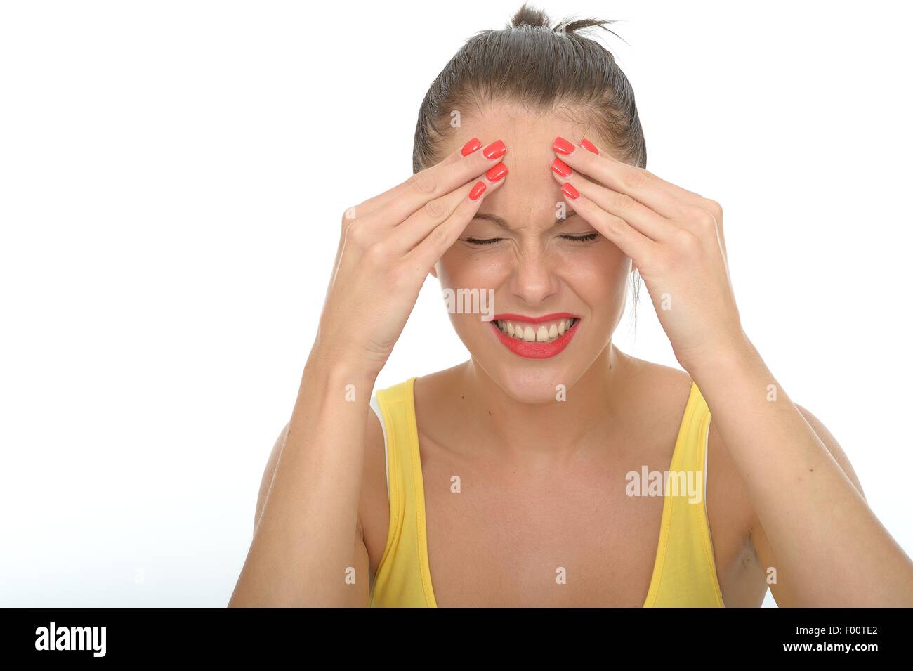 Junge Frau mit ihrem Kopf Gefühl mit Kopfschmerzen oder Druck des täglichen Lebens und Geldsorgen betonte vor einem weißen Hintergrund isoliert Stockfoto
