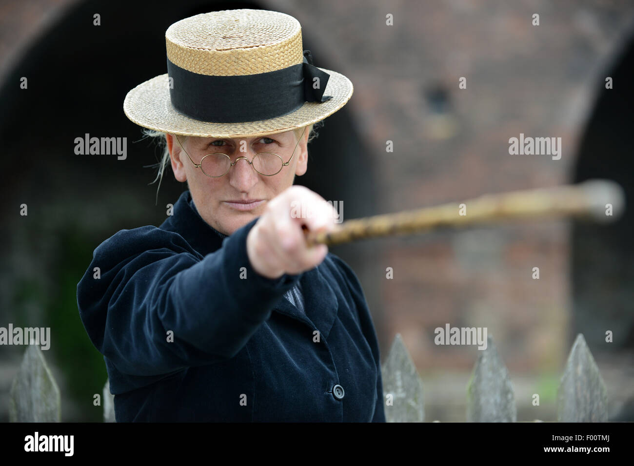 Gill Jordan Darstellung einer viktorianischen Herrin Lehrers im Blists Hill museum Stockfoto