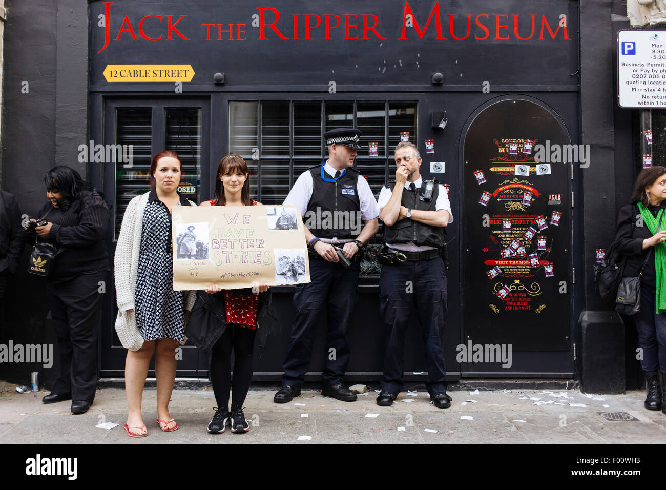 London, UK. 5. August 2015. Polizei und Demonstranten stehen außerhalb der Jack der Ripper-Museum in der Kabel-Straße. Bildnachweis: Matthew Aslett / Alamy Live News Stockfoto