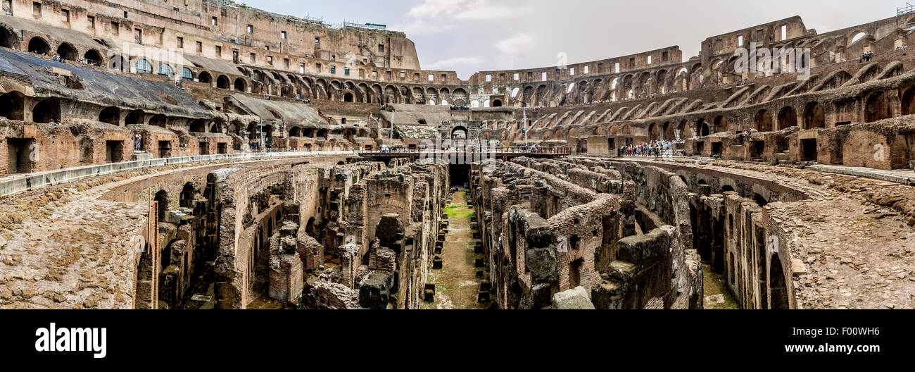 Panoramablick auf das Innere des Kolosseums, Rom, Italien Stockfoto