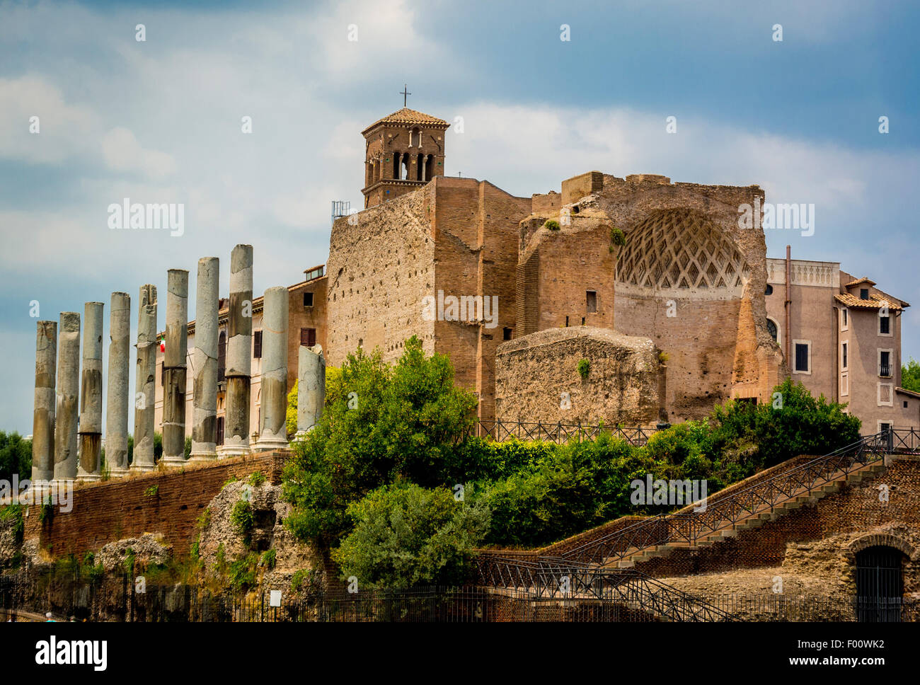 Der Tempel der Venus und Rom gesehen vom Kolosseum entfernt. Rom, Italien. Stockfoto