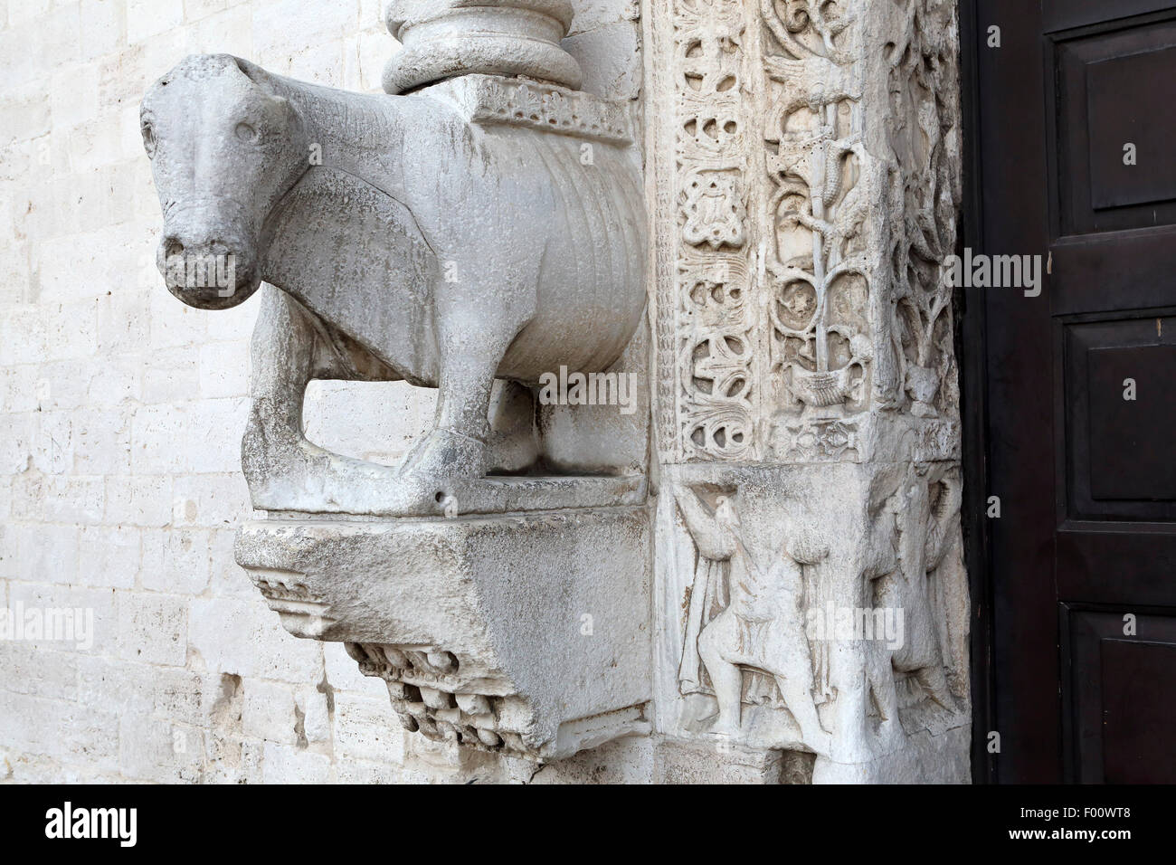 Skulptur eines Stiers auf den Haupteingang der Basilika St. Nikolaus im Stadtteil Bari Vecchia Bari, Apulien, Italien. Stockfoto