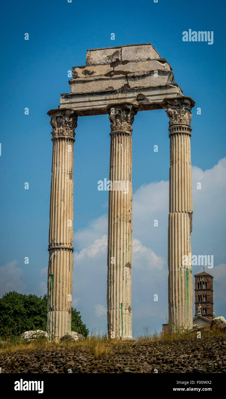 Drei Säulen des Tempels von Castor und Pollux im Forum Romanum. Roman. Italien. Stockfoto